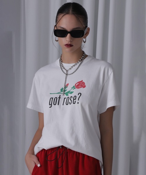 ROSE BUD(ローズバッド)の「GOT ROSE Tシャツ(Tシャツ/カットソー・レディース・ホワイト/ブラック・ONE SIZE)」の1枚目の写真
