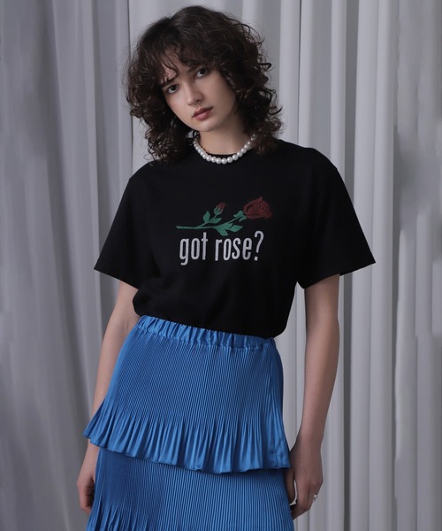 ROSE BUD(ローズバッド)の「GOT ROSE Tシャツ(Tシャツ/カットソー・レディース・ホワイト/ブラック・ONE SIZE)」の2枚目の写真