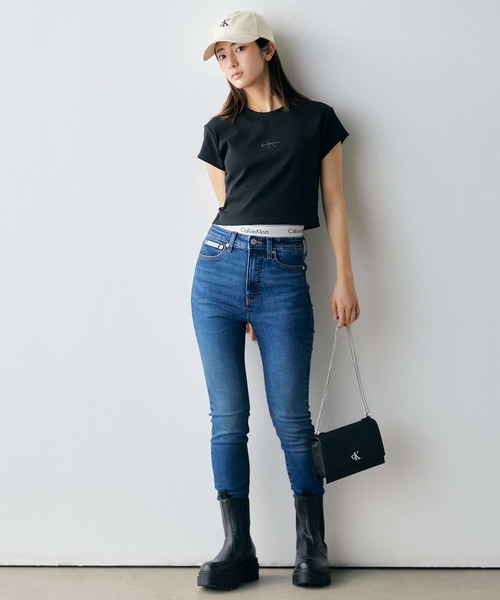 Calvin Klein(カルバン・クライン)の「モノグラム ベイビーTシャツ(Tシャツ/カットソー・レディース・ベージュ/ブルー/ライトグリーン/ブルー系その他/ブラック/ホワイト/アイボリー/ピンク系その他・XXS/S/XS/M/L)」の21枚目の写真