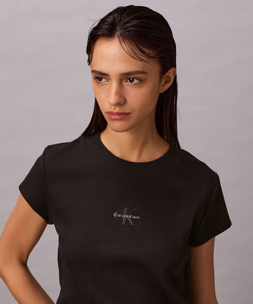 Calvin Klein(カルバン・クライン)の「モノグラム ベイビーTシャツ(Tシャツ/カットソー・レディース・ベージュ/ブルー/ライトグリーン/ブルー系その他/ブラック/ホワイト/アイボリー/ピンク系その他・XXS/S/XS/M/L)」の17枚目の写真