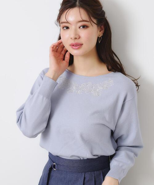 couture brooch(クチュールブローチ)の「【大人可愛い・通勤】フラワーエンブロニット(ニット/セーター・レディース・ホワイト系5/ブルー/オフホワイト・42/38)」の3枚目の写真