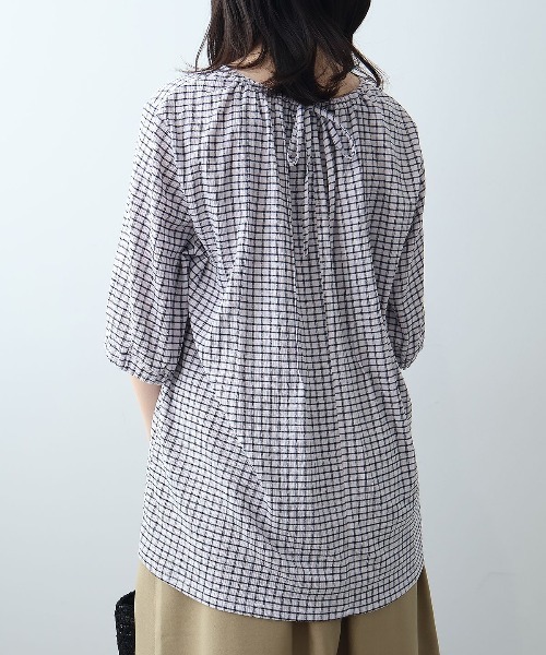 leswel（レスウェル）の「【L～5L 大きいサイズ】シャーリングギンガムタックプルオーバー 6分袖 春夏（Tシャツ/カットソー・レディース・イエロー/ネイビー/オフホワイト・LL/4L/5L/3L/L）」の10枚目の写真