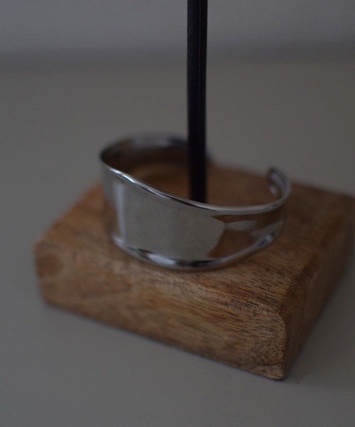 Marient（マリエント）の「Curve Plate Bangle/カーブプレートバングル（バングル/リストバンド・レディース・シルバー・FREE）」の2枚目の写真