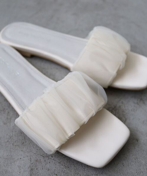 le.coeur blanc（ルクールブラン）の「《WEB限定アイテム》ギャザーフラットサンダル（サンダル・レディース・アイボリー/キャメル/ブラック系その他/ブラック・36/37/38）」の2枚目の写真