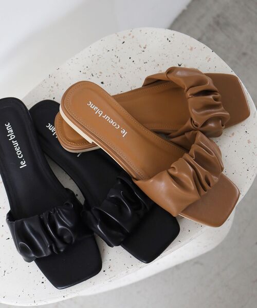 le.coeur blanc（ルクールブラン）の「《WEB限定アイテム》ギャザーフラットサンダル（サンダル・レディース・アイボリー/キャメル/ブラック系その他/ブラック・36/37/38）」の6枚目の写真