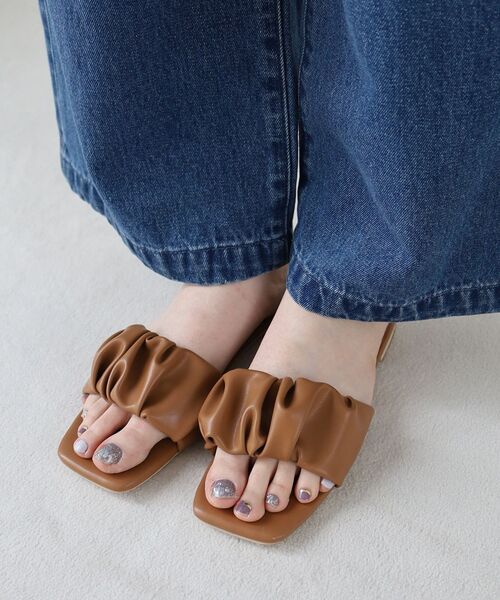 le.coeur blanc（ルクールブラン）の「《WEB限定アイテム》ギャザーフラットサンダル（サンダル・レディース・アイボリー/キャメル/ブラック系その他/ブラック・36/37/38）」の8枚目の写真