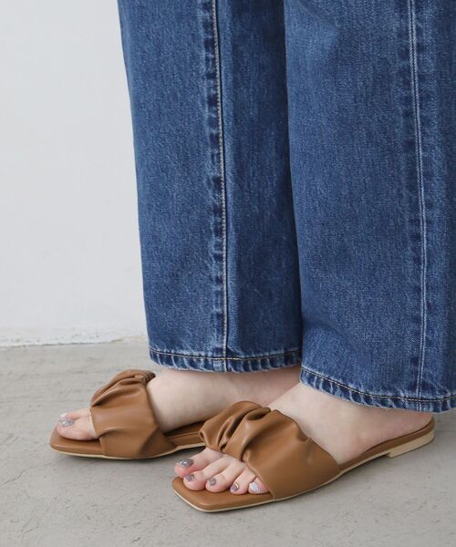 le.coeur blanc（ルクールブラン）の「《WEB限定アイテム》ギャザーフラットサンダル（サンダル・レディース・アイボリー/キャメル/ブラック系その他/ブラック・36/37/38）」の10枚目の写真