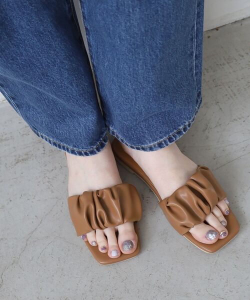 le.coeur blanc（ルクールブラン）の「《WEB限定アイテム》ギャザーフラットサンダル（サンダル・レディース・アイボリー/キャメル/ブラック系その他/ブラック・36/37/38）」の11枚目の写真