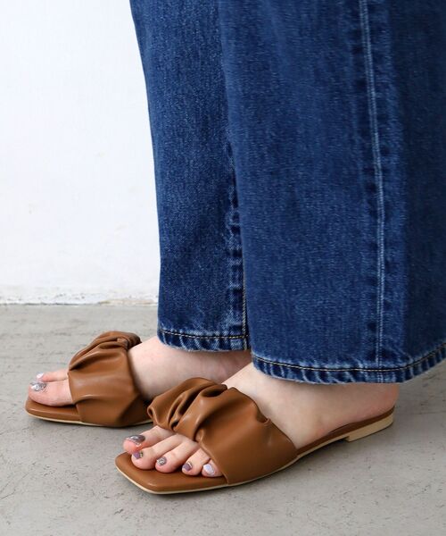 le.coeur blanc（ルクールブラン）の「《WEB限定アイテム》ギャザーフラットサンダル（サンダル・レディース・アイボリー/キャメル/ブラック系その他/ブラック・36/37/38）」の12枚目の写真