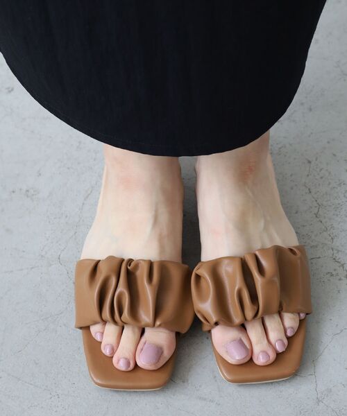 le.coeur blanc（ルクールブラン）の「《WEB限定アイテム》ギャザーフラットサンダル（サンダル・レディース・アイボリー/キャメル/ブラック系その他/ブラック・36/37/38）」の13枚目の写真