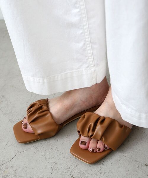 le.coeur blanc（ルクールブラン）の「《WEB限定アイテム》ギャザーフラットサンダル（サンダル・レディース・アイボリー/キャメル/ブラック系その他/ブラック・36/37/38）」の17枚目の写真