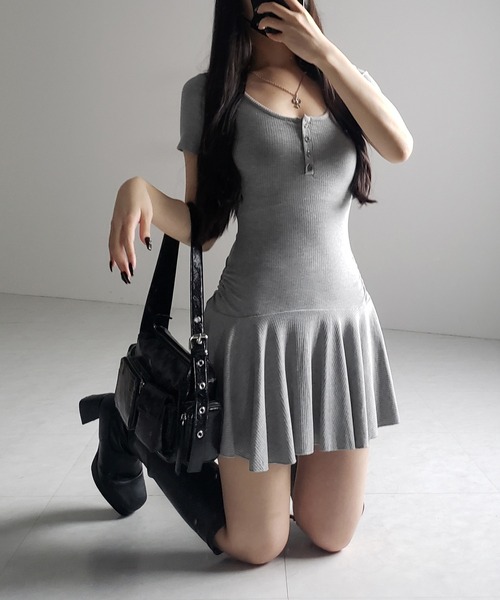 me+em select(ミームセレクト)の「※※【 2点セット 】ヘンリーネックタイトミニワンピース&ショートパンツ ワンホンセットアップ / henley neck tight mini onepiece & short pants wanghong set up(セットアップ・レディース・グレー/ブラック・FREE)」の13枚目の写真