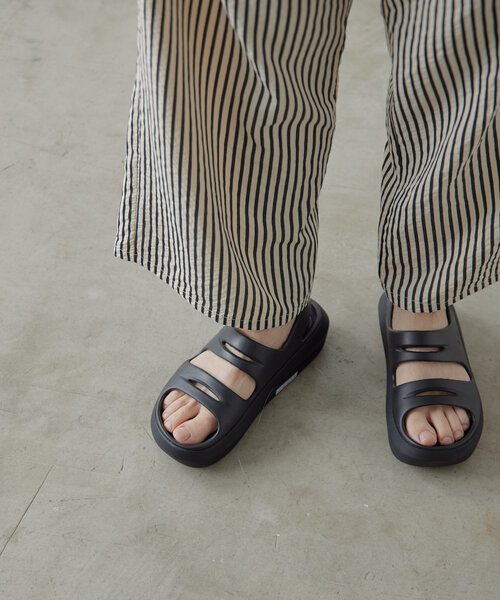 ear PAPILLONNER(イアパピヨネ)の「【PUMA(プーマ)】ウィメンズプーマ フラッターサンダル(サンダル・レディース・ブラック/ホワイト・25cm/24cm/23cm)」の2枚目の写真