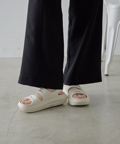 ear PAPILLONNER(イアパピヨネ)の「【PUMA(プーマ)】ウィメンズプーマ フラッターサンダル(サンダル・レディース・ブラック/ホワイト・25cm/24cm/23cm)」の5枚目の写真