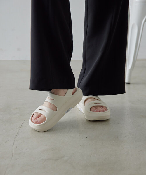 ear PAPILLONNER(イアパピヨネ)の「【PUMA(プーマ)】ウィメンズプーマ フラッターサンダル(サンダル・レディース・ブラック/ホワイト・25cm/24cm/23cm)」の6枚目の写真