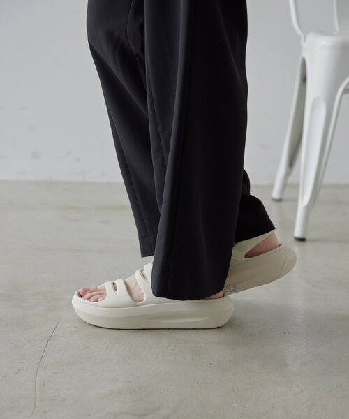 ear PAPILLONNER(イアパピヨネ)の「【PUMA(プーマ)】ウィメンズプーマ フラッターサンダル(サンダル・レディース・ブラック/ホワイト・25cm/24cm/23cm)」の8枚目の写真