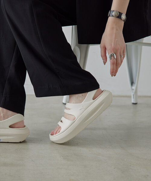 ear PAPILLONNER(イアパピヨネ)の「【PUMA(プーマ)】ウィメンズプーマ フラッターサンダル(サンダル・レディース・ブラック/ホワイト・25cm/24cm/23cm)」の11枚目の写真