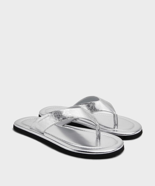 CHARLES & KEITH(チャールズ & キース)の「Trinah トリーナ トングサンダル(サンダル・レディース・シルバー/ブラック・25.5cm/25cm/24.5cm/23.5cm/23cm/22.5cm/26.5cm)」の12枚目の写真