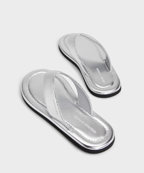 CHARLES & KEITH(チャールズ & キース)の「Trinah トリーナ トングサンダル(サンダル・レディース・シルバー/ブラック・25.5cm/25cm/24.5cm/23.5cm/23cm/22.5cm/26.5cm)」の14枚目の写真