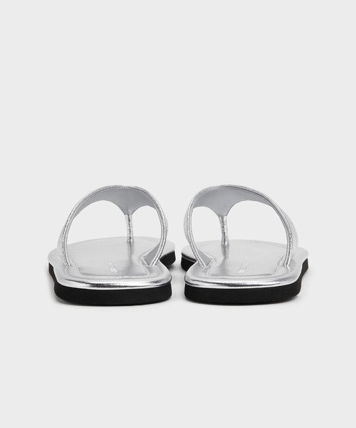 CHARLES & KEITH(チャールズ & キース)の「Trinah トリーナ トングサンダル(サンダル・レディース・シルバー/ブラック・25.5cm/25cm/24.5cm/23.5cm/23cm/22.5cm/26.5cm)」の15枚目の写真
