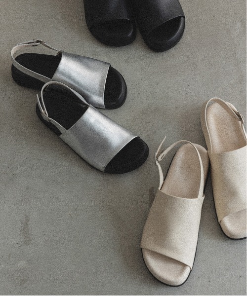 A de Vivre（アドゥヴィーヴル）の「【本革】ソフトレザーフットベッドサンダル（サンダル・レディース・アイボリー/ブラック/シルバー・L/S/M/LL）」の4枚目の写真