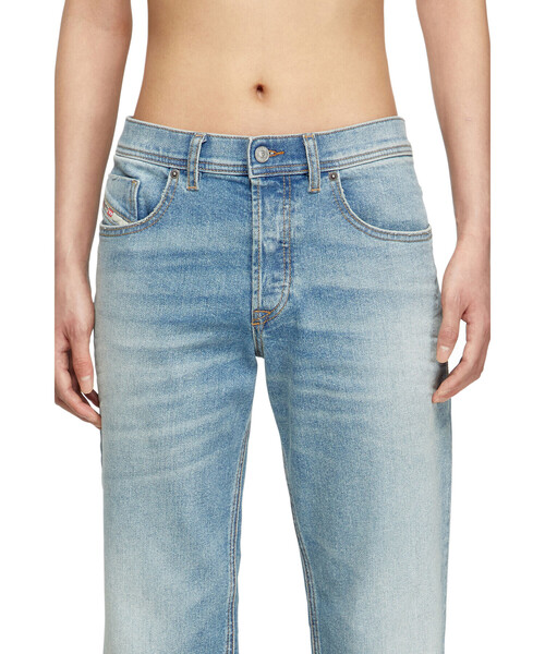 DIESEL（ディーゼル）の「メンズ デニムパンツ REGULAR 2023 D-FINITIVE L.30（デニムパンツ・メンズ・ライトインディゴブルー・30inch/28inch/26inch/32inch/34inch）」の3枚目の写真