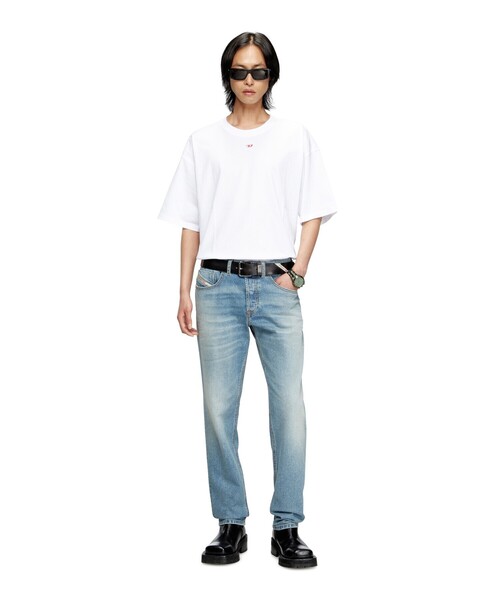 DIESEL（ディーゼル）の「メンズ デニムパンツ REGULAR 2023 D-FINITIVE L.30（デニムパンツ・メンズ・ライトインディゴブルー・30inch/28inch/26inch/32inch/34inch）」の4枚目の写真