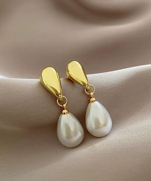 yu-ka（ユーカ）の「YU-KA:レトロドロップパールピアス retro drop Pearl pierce（ピアス（両耳用）・レディース・シルバー/ゴールド・FREE）」の2枚目の写真