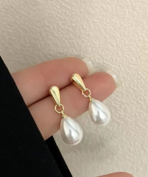 yu-ka（ユーカ）の「YU-KA:レトロドロップパールピアス retro drop Pearl pierce（ピアス（両耳用）・レディース・シルバー/ゴールド・FREE）」の4枚目の写真