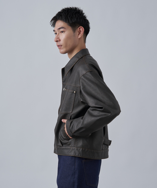 B.C STOCK(ベーセーストック)の「フェード加工 フェイクレザー トラッカージャケット(ライダースジャケット・メンズ・ブラウン/ブラック・LARGE/MEDIUM)」の3枚目の写真