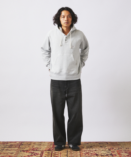 Champion（チャンピオン）の「CHAMPION / チャンピオン 別注 R/W エルボーパッチ ヘンリーネックパーカー（パーカー・メンズ・グレー/アイボリー/ブラウン/ネイビー・MEDIUM/LARGE/X-LARGE）」の5枚目の写真