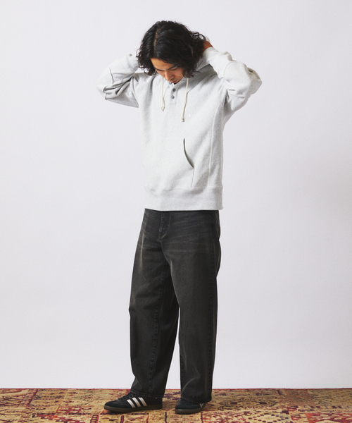 Champion（チャンピオン）の「CHAMPION / チャンピオン 別注 R/W エルボーパッチ ヘンリーネックパーカー（パーカー・メンズ・グレー/アイボリー/ブラウン/ネイビー・MEDIUM/LARGE/X-LARGE）」の9枚目の写真