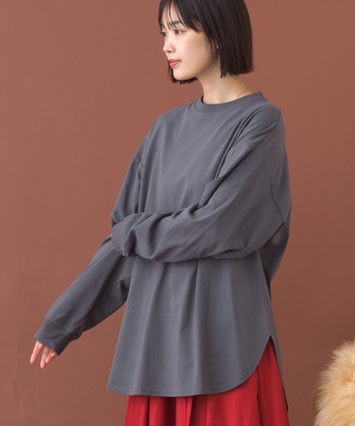 OMNES(オムネス)の「ラウンドヘムサイドスリット プルオーバー ロングスリーブ Tシャツ(Tシャツ/カットソー・レディース・ブルー/ブラック/ホワイト/ダークグレー・FREE)」の1枚目の写真
