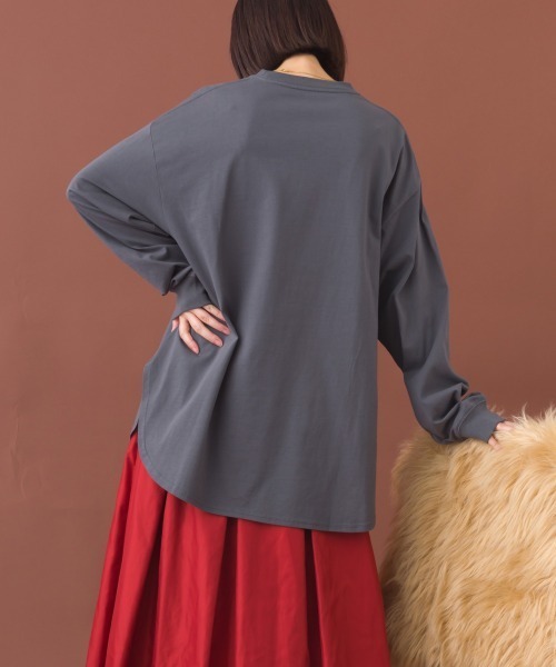OMNES(オムネス)の「ラウンドヘムサイドスリット プルオーバー ロングスリーブ Tシャツ(Tシャツ/カットソー・レディース・ブルー/ブラック/ホワイト/ダークグレー・FREE)」の17枚目の写真