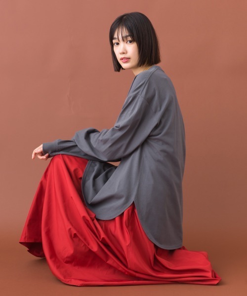 OMNES(オムネス)の「ラウンドヘムサイドスリット プルオーバー ロングスリーブ Tシャツ(Tシャツ/カットソー・レディース・ブルー/ブラック/ホワイト/ダークグレー・FREE)」の19枚目の写真