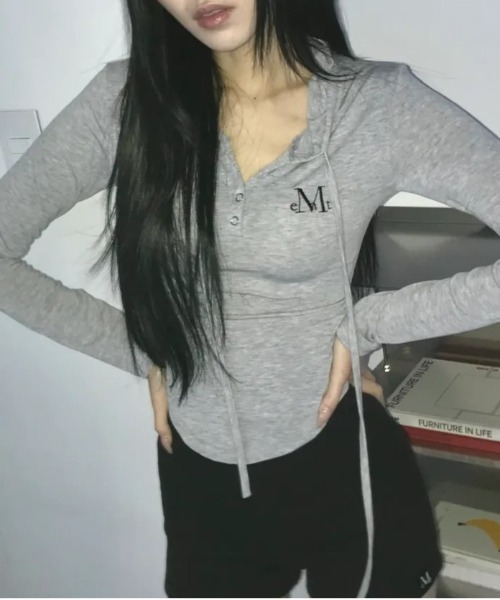 MUCENT(ムセント)の「★K-POPアイドル着用 MUCENT/RUEN フーディ― ロングスリーブ(Tシャツ/カットソー・レディース・ブラック/ホワイト/グレー・FREE)」の3枚目の写真