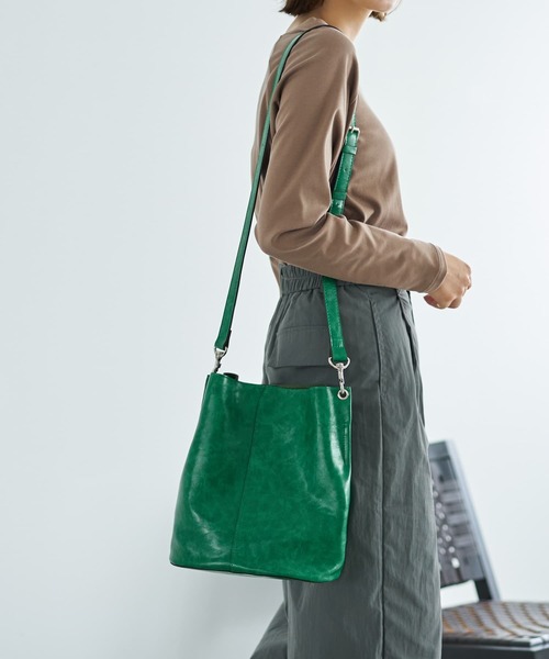 STYLE DELI（スタイルデリ）の「差し色用カラーショルダーバッグ（ショルダーバッグ・レディース・グリーン/ブルー/イエロー/オレンジ・FREE）」の2枚目の写真