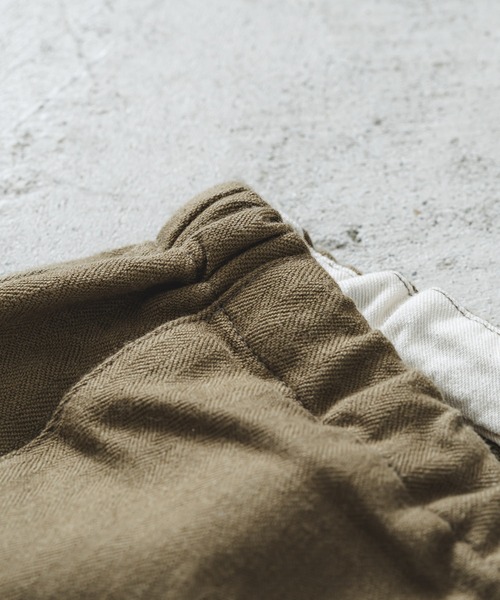 quadro（クオドロ）の「コットンウールヘリンボンイージーパンツ（その他パンツ・メンズ・オリーブ/ベージュ/ネイビー・MEDIUM）」の7枚目の写真