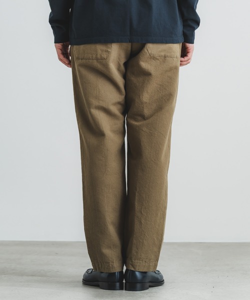 quadro（クオドロ）の「コットンウールヘリンボンイージーパンツ（その他パンツ・メンズ・オリーブ/ベージュ/ネイビー・MEDIUM）」の13枚目の写真