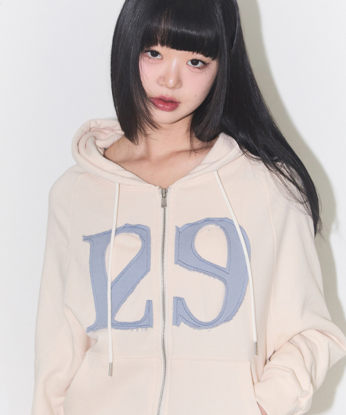 ILLIGO（イリゴ）の「129 ロゴパッチフードジップアップクリーム