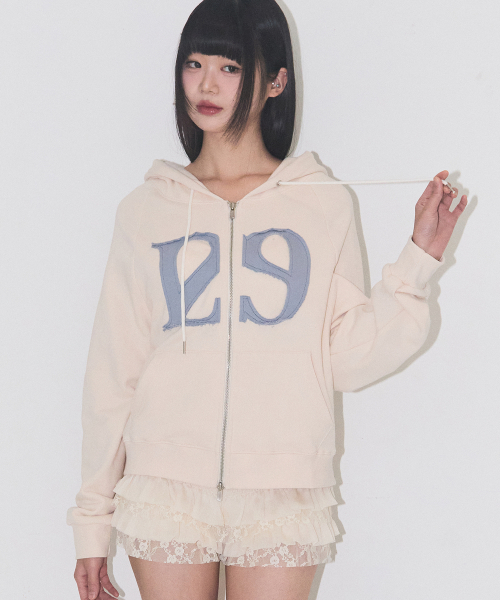 ILLIGO（イリゴ）の「129 ロゴパッチフードジップアップクリーム