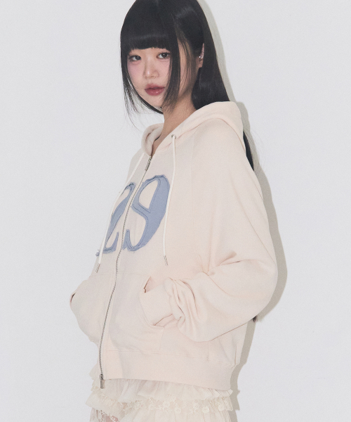 129 ロゴパッチフードジップアップクリーム（パーカー）｜ILLIGO