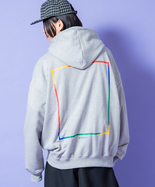 a.p.o.v.(エーピーオービー)の「a.p.o.v. グラデーションスクエアフレームバックプリントオーバーサイズスウェットプルオーバーパーカー(パーカー・メンズ・ブラック/グレー・ONESIZE)」の2枚目の写真