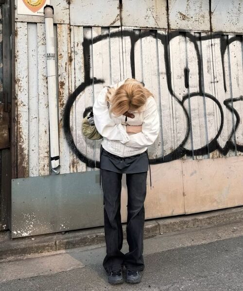 BLR(ビーエルアール)の「Asymmetric Semi-Bootcut Denim Pants(デニムパンツ・レディース・その他・SMALL/MEDIUM/LARGE)」の4枚目の写真