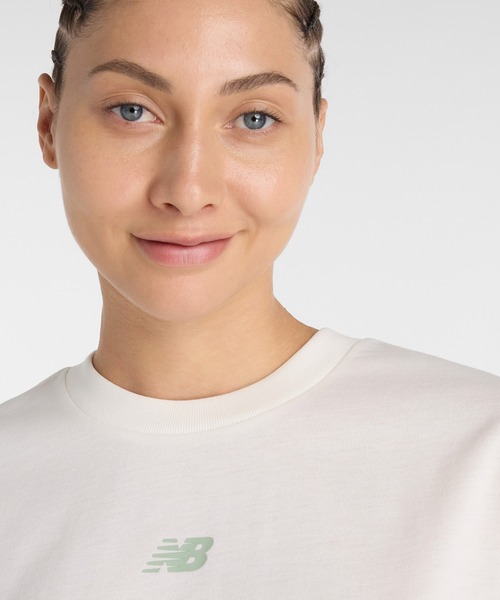 NEW BALANCE（ニューバランス）の「グラフィックTシャツ（Tシャツ/カットソー・レディース・ブラック/オフホワイト/セージグリーン・SMALL/MEDIUM/LARGE/X-LARGE）」の19枚目の写真