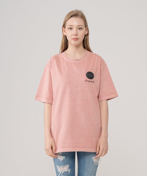 ICONOGRAPHY（アイコノグラフィー）の「PIGMENT EMBLEM SILICONE VOLUME PRINT INDPK（Tシャツ/カットソー・レディース・ライトピンク・LARGE）」の3枚目の写真