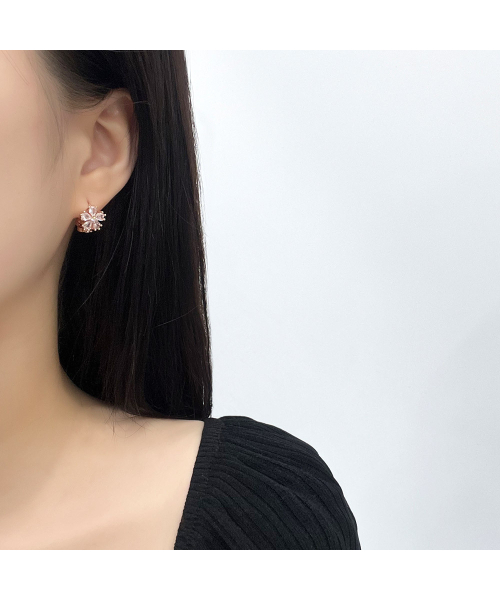 DIEUAMOUR(ディユーアモール)の「14Kゴールドピン ベロミニフラワー ワンタッチイヤリング(ピアス(両耳用)・レディース・その他・FREE)」の4枚目の写真