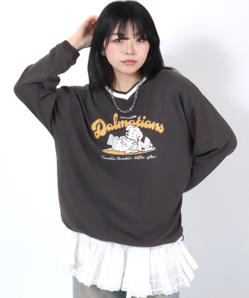 Disney(ディズニー)の「Disney(ディズニー)キャラクターカレッジロゴプリント Vネックスウェットトレーナー/ミッキーマウス/101匹わんちゃん/ドローコード付(スウェット・レディース・モカ/スミクロ/ネイビー/オレンジ系その他・M/L)」の1枚目の写真