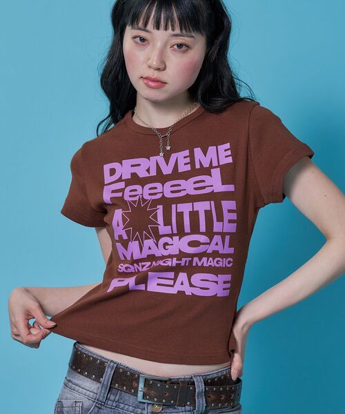 SEQUENZ(シークエンズ)の「※WEB限定 / メッセージプリント /ビックロゴコンパクトT / sqnz message pt compact tee(Tシャツ/カットソー・レディース・レッド/ホワイト/その他1/ブラウン/ブラック・MEDIUM/SMALL/LARGE)」の3枚目の写真