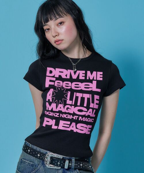 SEQUENZ(シークエンズ)の「※WEB限定 / メッセージプリント /ビックロゴコンパクトT / sqnz message pt compact tee(Tシャツ/カットソー・レディース・レッド/ホワイト/その他1/ブラウン/ブラック・MEDIUM/SMALL/LARGE)」の1枚目の写真